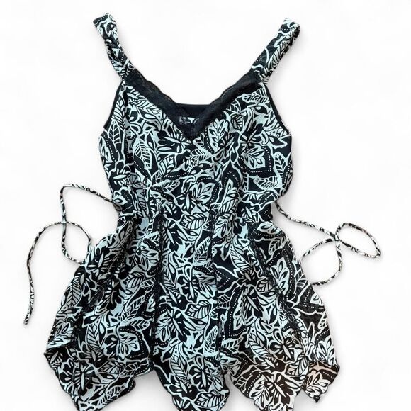 Fairycore babydoll Black & white floral print tank top with belt and a flowy fit - Picture 1 of 7